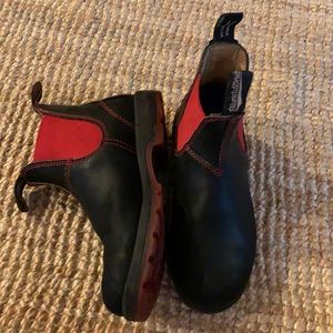 Black Blundstone w/ red details. Size 5UK/ 38EU